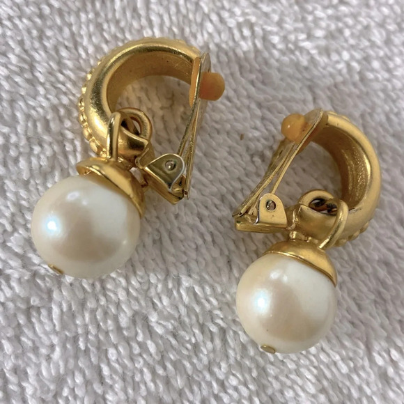 Vintage Gold Tone W Faux Pearls Clip On Earrings - Picture 1 of 9